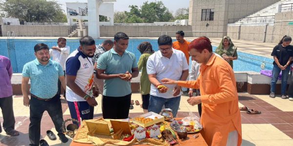 शारीरिक और मानसिक स्वास्थ्य के लिए बेहद लाभकारी है तैराकी : डॉ. श्रवण कुमार यादव