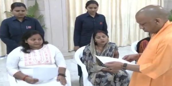 मुख्यमंत्री योगी ने जनता दर्शन में लोगों की समस्याओं को सुन समाधान के दिए निर्देश