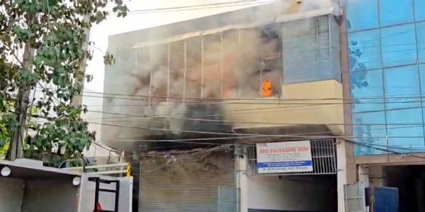 गुरुग्राम: कागज पैकेजिंग गोदाम में लगी भीषण आग से लाखों का नुकसान