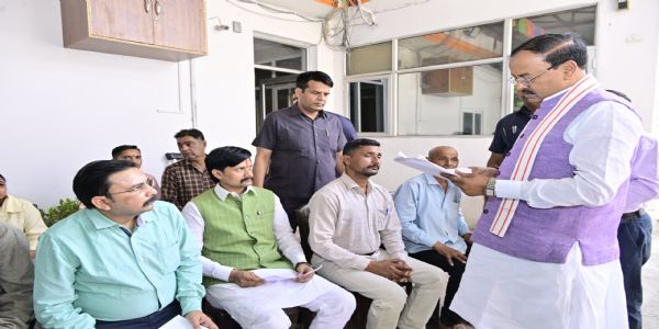 उप मुख्यमंत्री केशव प्रसाद मौर्य ने जनता दर्शन में फरियादियों से संवाद कर सुनीं समस्याएं