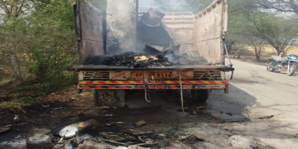चलते पिकअप में लगी आग, 3 लाख का सामान जलकर खाक