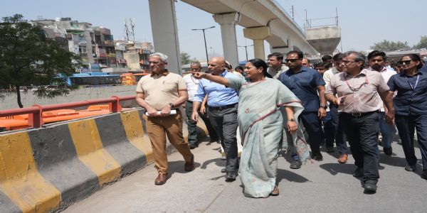 मुख्यमंत्री ने आजादपुर मंडी, गुप्ता मार्केट और आसपास के क्षेत्रों का किया निरीक्षण