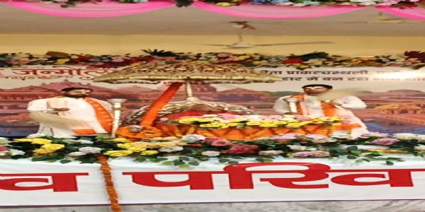 पुनौरा धाम में रामभद्राचार्य जी ने श्री राम कथा के तीसरे दिन सीता और राम के सोलह गुणों की व्याख्या की