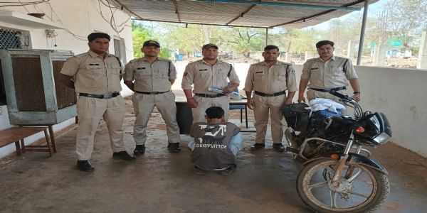 अशोकनगर: चोरी की मोटरसाइकिल समेत आरोपी गिरफ्तार