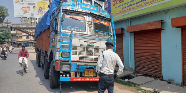 देवरिया में 73 वाहनों का ई-चालान , 5 वाहन सीज