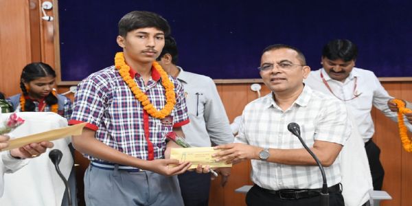 जांजगीर-चांपा : 10वीं बोर्ड में उत्कृष्ट प्रदर्शन करने वाले पीएम श्री केंद्रीय विद्यालय के छात्रों का कलेक्टर ने किया सम्मान