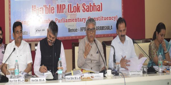 सांसद और विधायक निधि के विकास कार्यों को बिना देरी करें पूर्ण : डाॅ. राजीव भारद्वाज