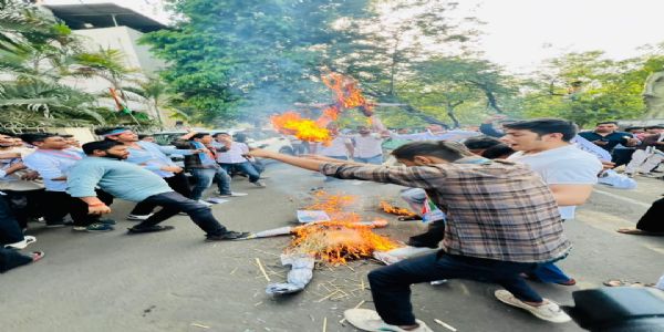 राहुल गांधी पर टिप्पणी के विरोध में एनएसयूआई का प्रदर्शन, भोपाल में पुतला दहन