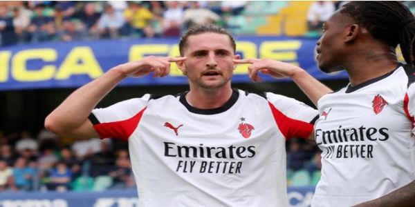 एड्रियन रैबियो और राफेल लेओ (दाएं) गोल करने के बाद खुशी मनाते हुए