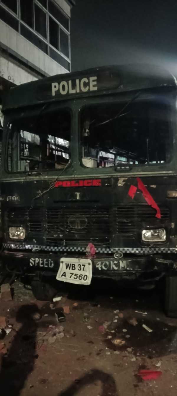 दुर्घटना के बाद बस में हुई तोड़फोड़