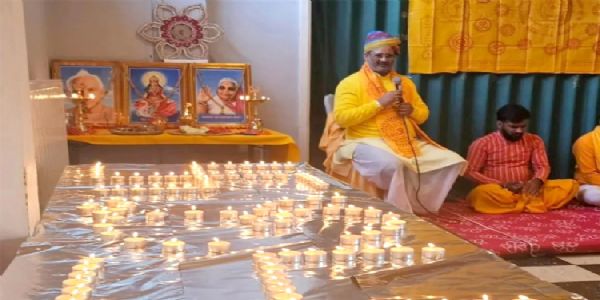 सम्बोधन देते डा. चिन्मय पण्ड्या