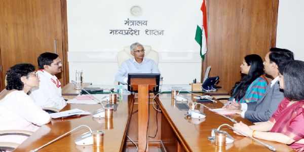 मुख्य सचिव जैन से भारतीय विदेश सेवा के अधिकारियों ने की भेंट