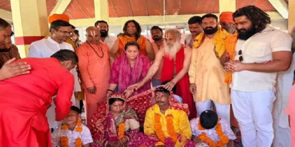 सनातन धर्म स्वीकार करते हुए परिवार