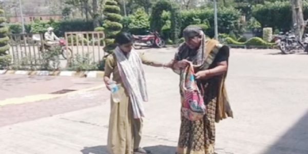 सागरः न्याय न मिलने से परेशान महिला ने जनसुनवाई में किया आत्मदाह का प्रयास