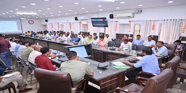 शिक्षा व्यवस्था सुदृढ़ करने कलेक्टर की समीक्षा, नवाचार और प्रशिक्षण पर जोर