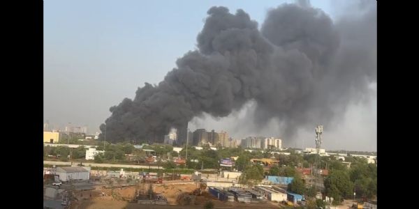 गुरुग्राम के खेड़की दौला में वेयरहाउस में लगी भीषण आग