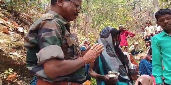 महुआ बिनने गए दंपति काे हाथी ने दाैड़ाया, पति की माैत ,पत्नी ने भाग कर बचाई जान