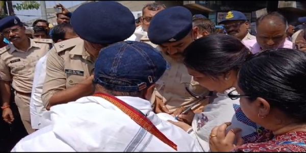 जबलपुरः अवैध उत्खनन कार्रवाई के दौरान युवक की मौत पर ग्रामीणों का चक्काजाम