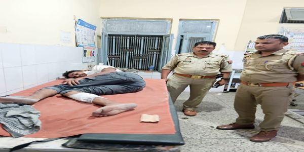 मोबाइल फोन छीन कर भाग रहे तीन बदमाश मुठभेड़ के बाद गिरफ्तार, एक को लगी गोली