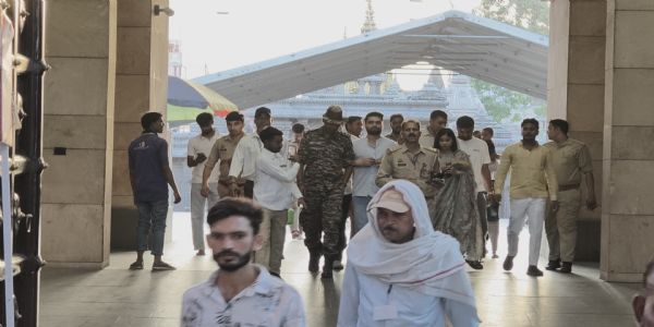 क्रिकेटर रिंकू सिंह ने मंगेतर सांसद प्रिया सरोज के साथ बाबा विश्वनाथ के चौखट पर टेका मत्था