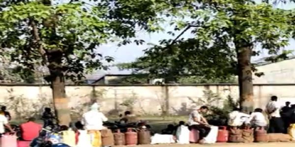 चिलचिलाती धूप में गैस सिलेंडर के लिए झुलस रहे उपभोक्ता