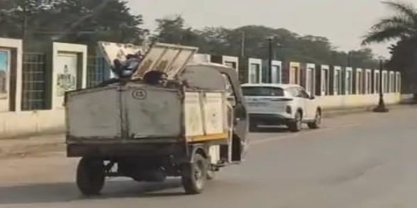 कोरबा में भीषण गर्मी के बीच कचरा गाड़ी में सफर करती दिखीं महिलाएं, वीडियो वायरल
