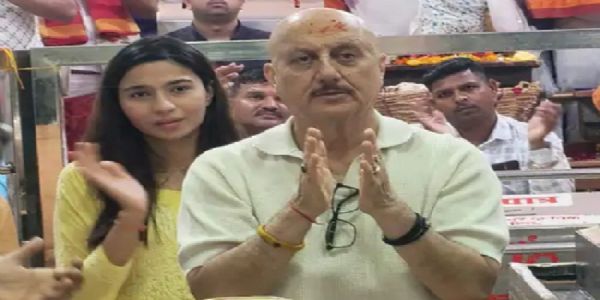 उज्जैनः फिल्म अभिनेता अनुपम खेर,अभिनेत्री शुभांगी दत्त और गायक निंजा ने किए भगवान महाकाल के दर्शन