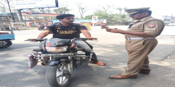 देवरिया में यातायात नियमाें का उल्लंघन करने वाले 118 वाहनों का ई-चालान