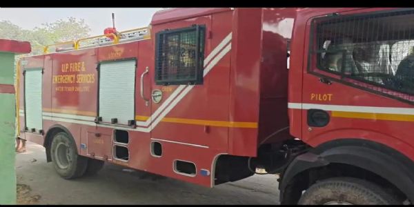 देवरिया: स्कूल के पास लगी आग से बाल-बाल बचे बच्चे, समय रहते पाया काबू