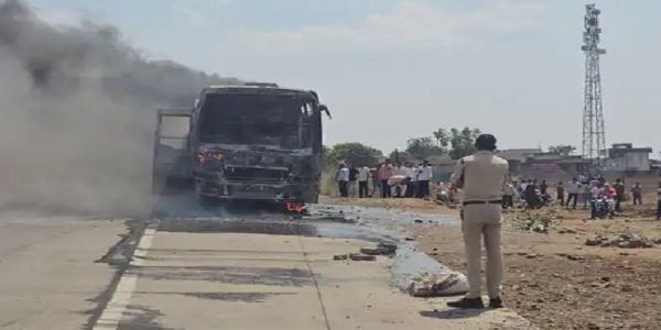 शाजापुरः आगरा-मुम्बई हाईवे पर चलती बस में लगी भीषण आग, बारातियों ने कूदकर बचाई जान