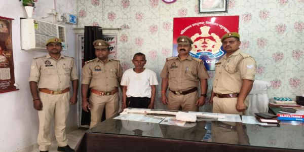 पिता का हत्यारोपी पुत्र आला कत्ल के साथ गिरफ्तार