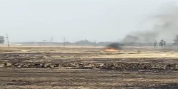 कई गांवाें में खेतों में बचे गेहूं के डंठलों में आग लगी, बड़ा खतरा टला