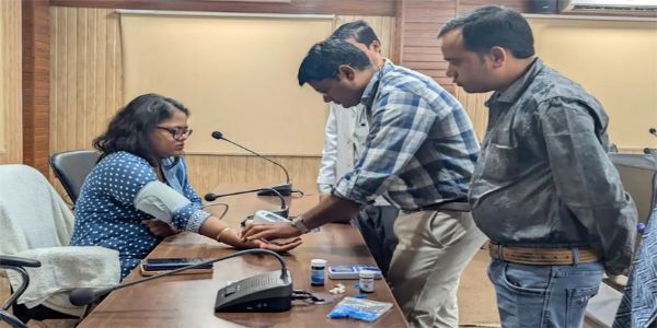 कलेक्टर ने कराई स्वास्थ्य जांच, मुख्यमंत्री स्वस्थ बस्तर अभियान का लाभ उठाने की अपील