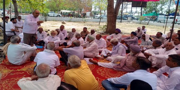 फतहाबाद में पेंशनर्स का प्रदर्शन, डीसी के माध्यम से प्रधानमंत्री को भेजा 12 सूत्रीय मांग पत्र