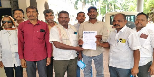 घुरावड़ में सीसी रोड, पुलिया और शौचालय निर्माण की मांग लेकर ग्रामीण पहुंचे कलेक्टरेट