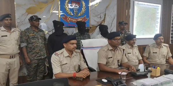 मोबाइल चोरी करने वाले तीन आरोपित गिरफ्तार