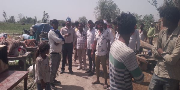 शॉर्ट सर्किट से मुन्ना पुरवा में भीषण अग्निकांड: दो दर्जन घर खाक, लाखों का नुकसान