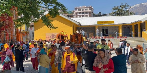 बदरीनाथ धाम के कपाट गुरुवार को खुलेंगे, पवित्र गद्दी और गरुड़ डोली रवाना