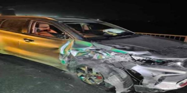 दो कारों की टक्कर, एक की नदी में गिरने से मौत