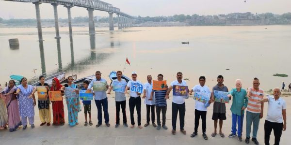वाराणसी: गंगा नदी की स्वच्छता के लिए सामनेघाट पर चलाया गया जन-जागरूकता अभियान