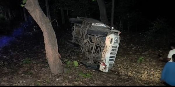 बलरामपुर : मालवाहक पिकअप बनी ‘बाराती गाड़ी’, अजगरा नाला में पेड़ से टकराई, दो की मौत