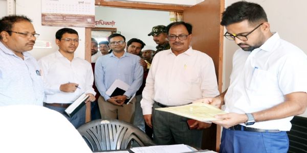 उपायुक्त अचानक पहुंचे प्रखंड सह अंचल कार्यालय, मचा हड़कंप