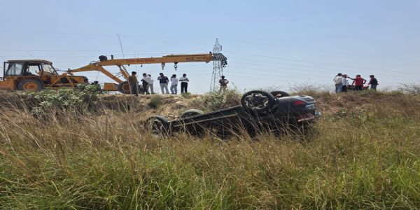 वाराणसी फूलपुर में तेज रफ्तार ट्रक ने कार में मारी टक्कर,कार गड्ढे में पलटी,सवार बचे