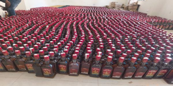 घरेलू सामान की आड़ में ले जाया जा रहा शराब से लदा ट्रक पलटा, करोड़ों की खेप बरामद