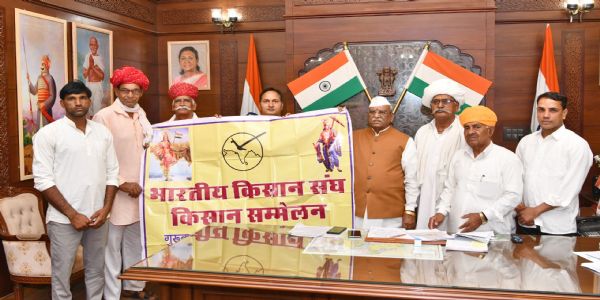 राज्यपाल हरिभाऊ बागड़े ने किया किसान सम्मेलन का पोस्टर विमोचन