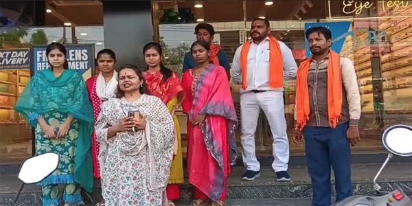 हिन्दु संगठनाें ने लेंसकार्ट का चश्मा तोड़कर किया विरोध, शॉप के भीतर कर्मचारियों को लगाया टीका