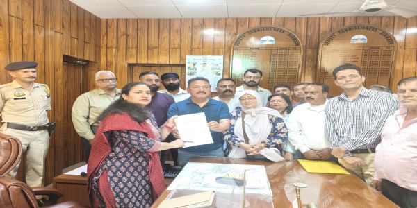 कांग्रेस कार्यकर्ताओं ने डीसी सिरमौर को सौंपा ज्ञापन, शिलान्यास पटीकाएँ तोड़ने वालों पर कार्रवाई की मांग