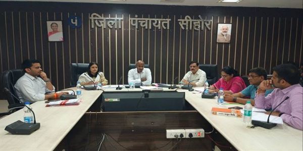 सीहोरः भूमि अधिग्रहण में देरी पर कलेक्टर सख्त, अधिकारियों को लगाई फटकार