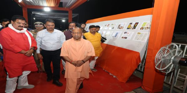 मुख्यमंत्री योगी ने काशी कोतवाल व बाबा विश्वनाथ के चरणों में टेका मत्था