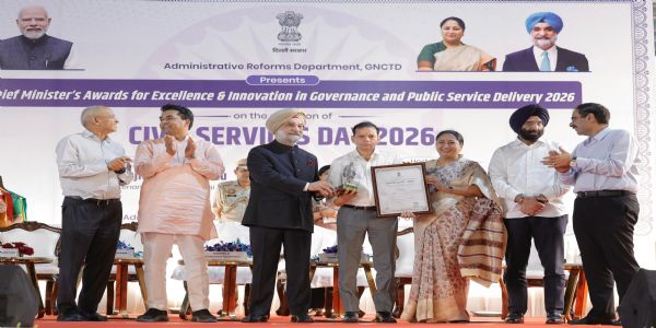 दिल्ली में पहली बार ‘चीफ मिनिस्टर्स अवॉर्ड्स’ से सम्मानित हुए 35 अधिकारी, एलजी और सीएम ने थपथपाई पीठ